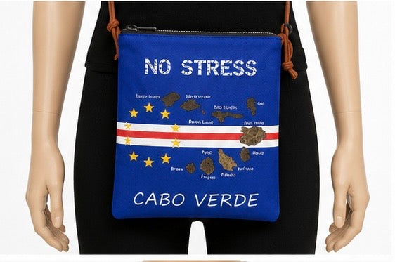 Emportez le Cap-Vert partout avec vous.

Pratique et tendance, ce sac bandoulière est idéal pour transporter vos essentiels au quotidien. Son design inspiré du drapeau capverdien en fait un accessoire unique pour afficher votre attachement au Cap-Vert.