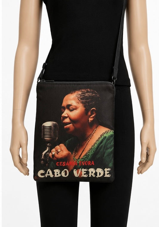 Un hommage à la légende de la musique capverdienne.

Ce sac met à l’honneur Cesária Évora avec une impression élégante. Un accessoire original pour les amoureux de la musique et de la culture capverdienne.