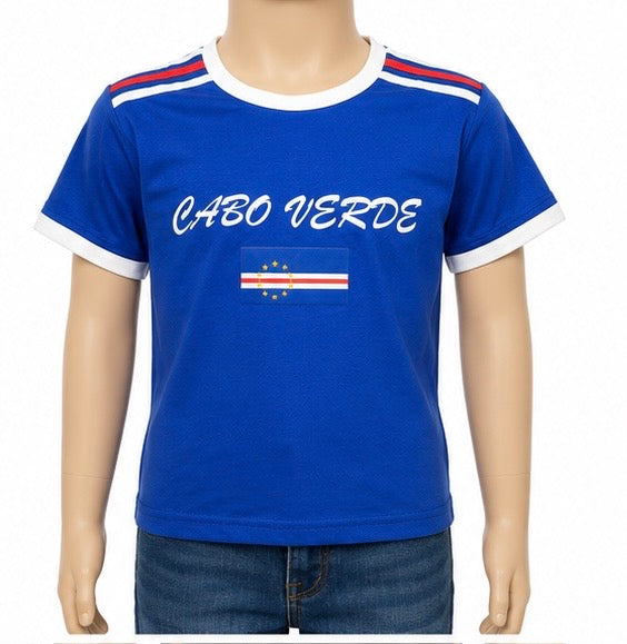 Ce t-shirt bleu est parfait pour représenter leurs origines ou simplement porter un vêtement aux couleurs du Cap-Vert. Léger et confortable, il convient aussi bien pour le quotidien que pour les fêtes, les vacances ou les événements culturels.